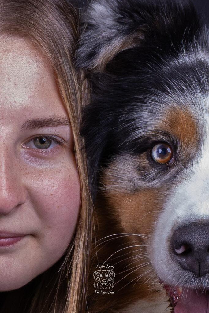 Regard partagé entre une femme et son chien en gros plan.
